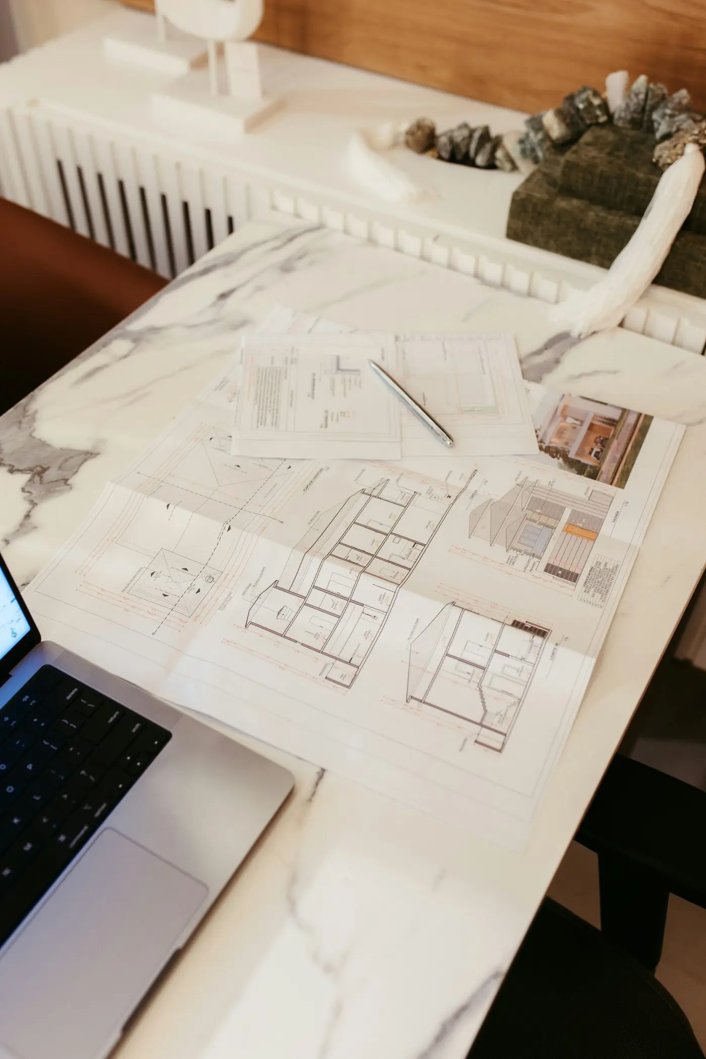 Plans d'architecture et ordinateur portable sur un bureau