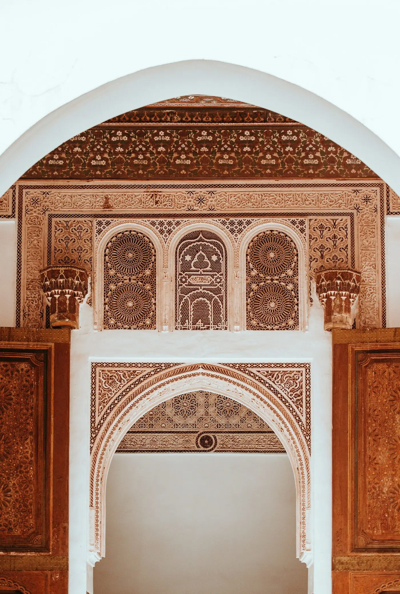 Arche marocaine en plâtre sculpté et bois ouvragé