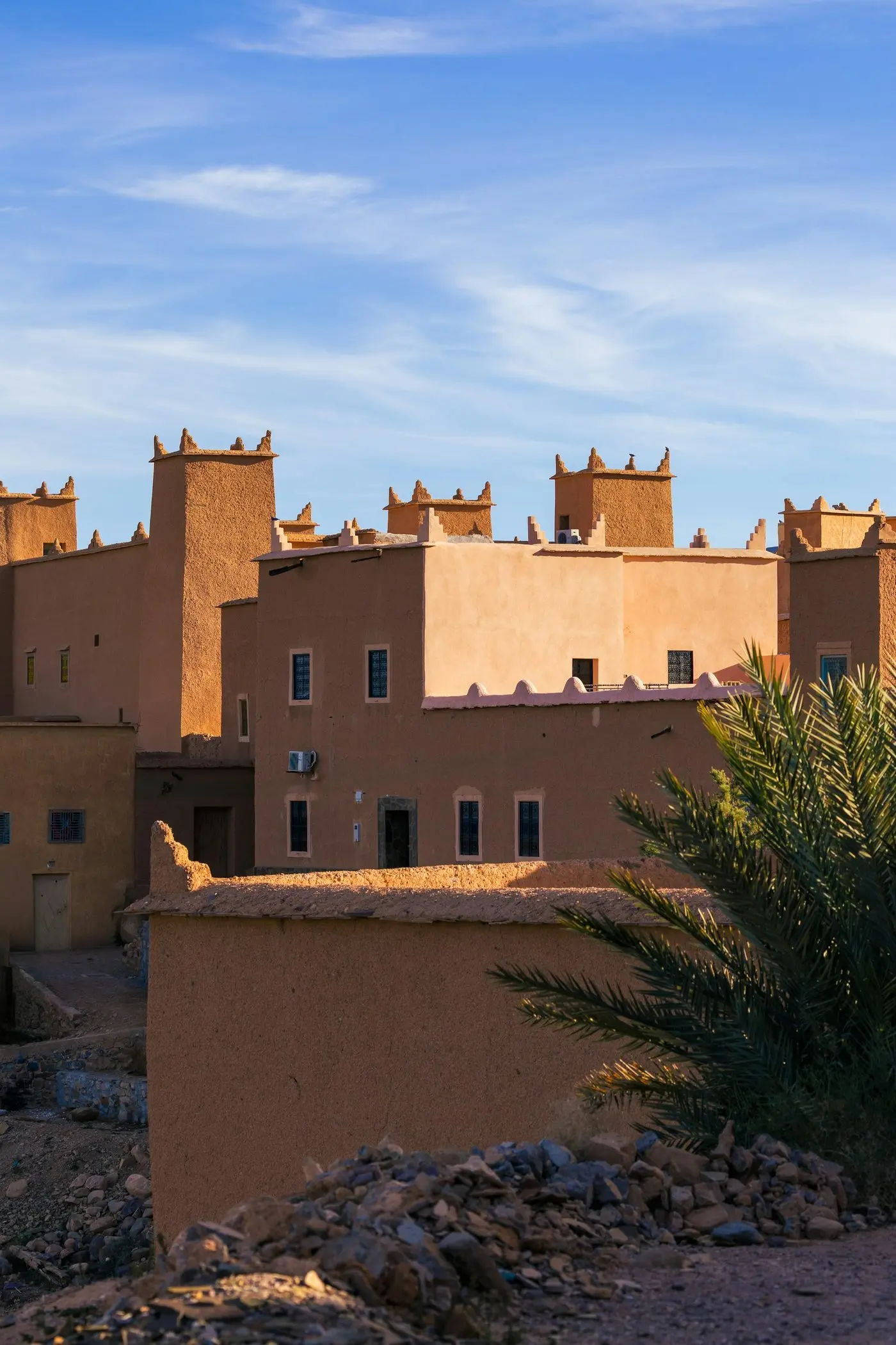 Kasbah en terre aux tours crénelées, dans le sud du Maroc